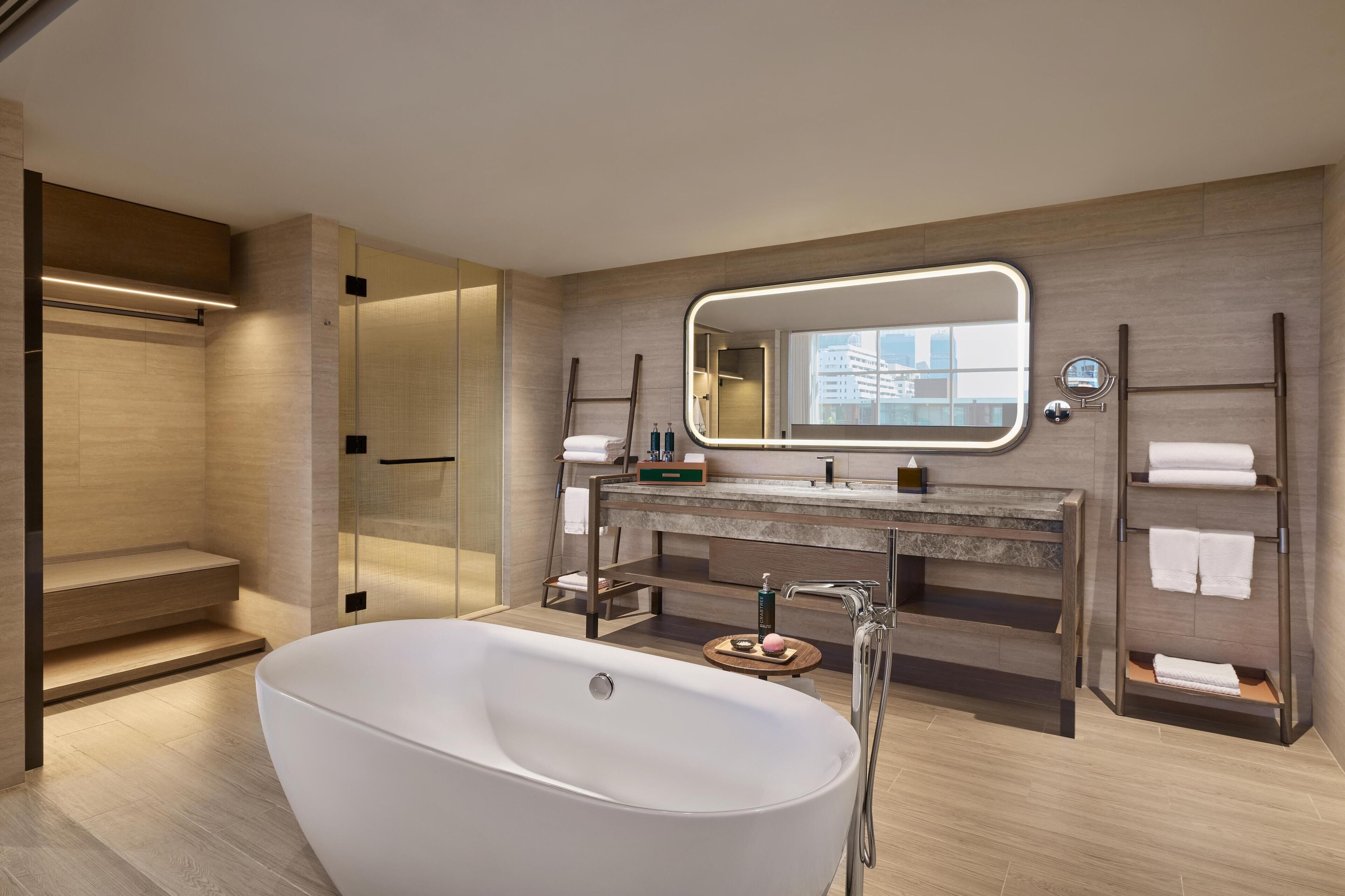 Combined shower/bathtub, hydromassage showerhead, free toiletries