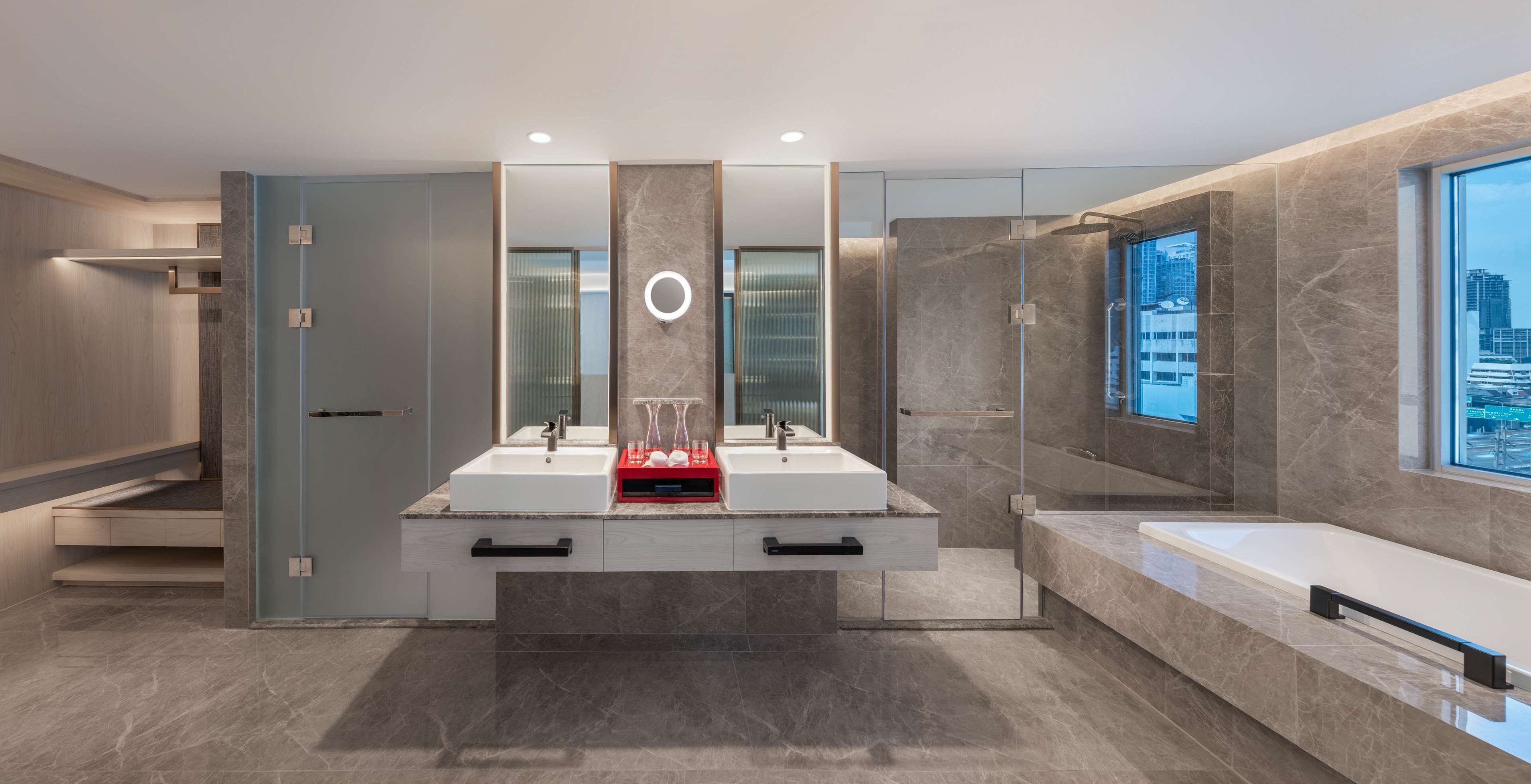 presidential suite | bathroom | combined shower/bathtub, hydromassage showerhead, free toiletries