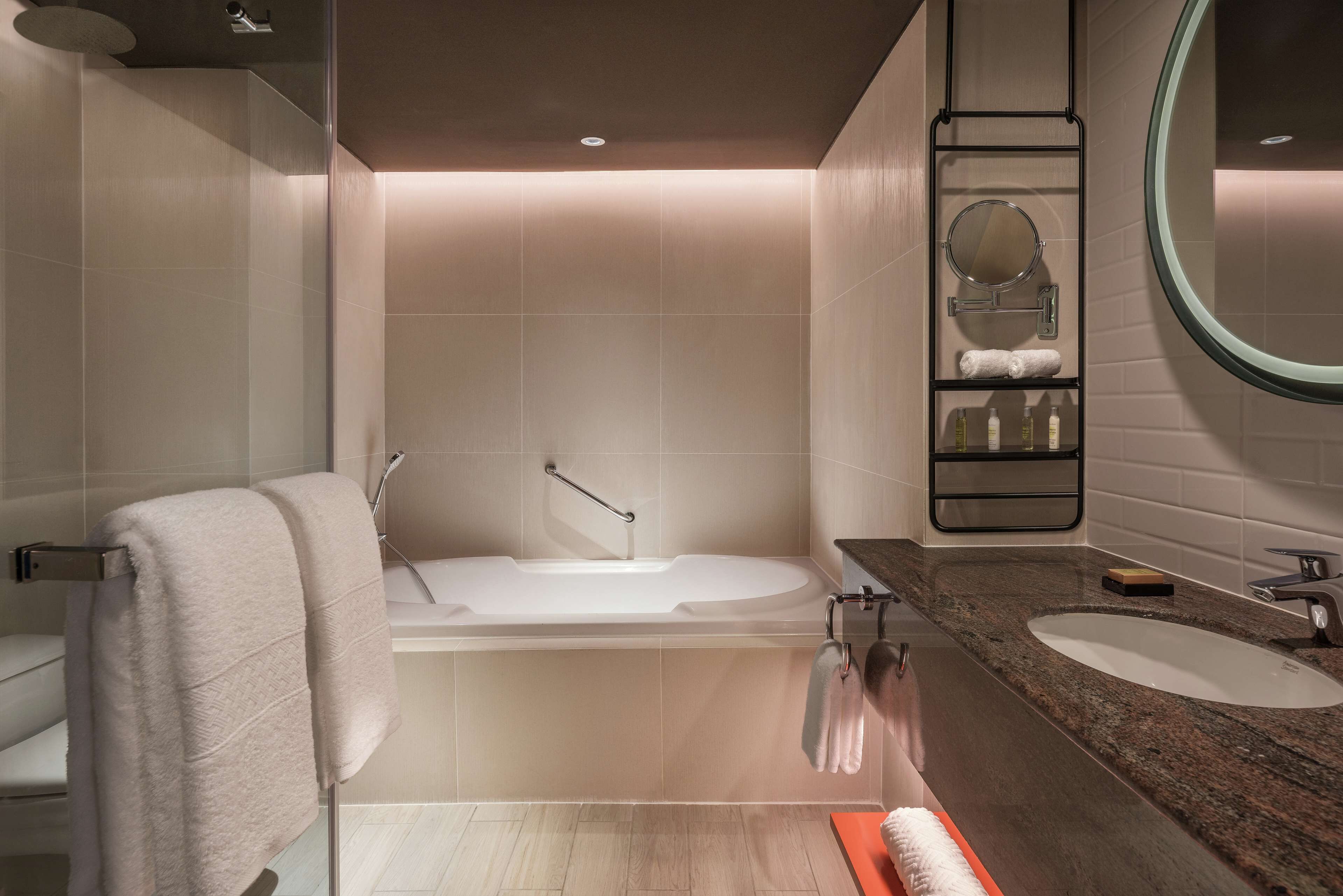 combined shower/bathtub, hydromassage showerhead, free toiletries