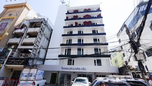 Un immeuble à plusieurs étages, doté d’une façade blanche et de touches de couleur rouge.