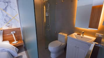 Chambre Double Supérieure, vue ville | Salle de bain | Douche, articles de toilette gratuits, sèche-cheveux