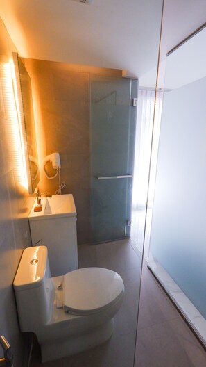 Deluxe Double Room, City View | Bathroom | Shower, free toiletries, hair dryer, towels - Pinnacle Dream (Bangkok)