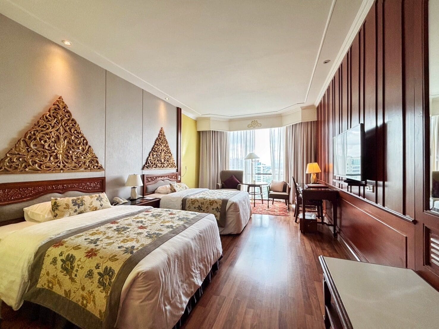 Executive Room | Minibar, in-room safe, desk, free cribs/infant beds