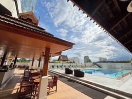 Una piscina al aire libre
