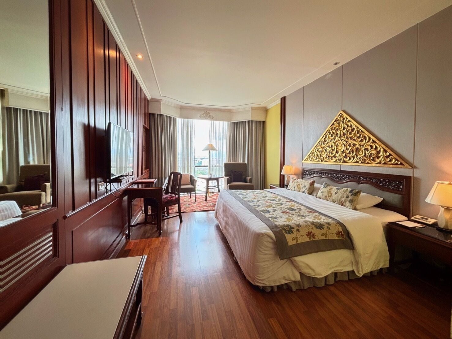 executive room | 1 bedroom, minibar, in-room safe, desk