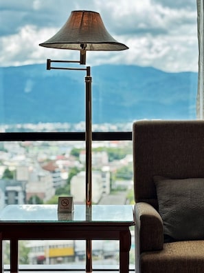 Habitación Deluxe | Zona de estar | Una televisión