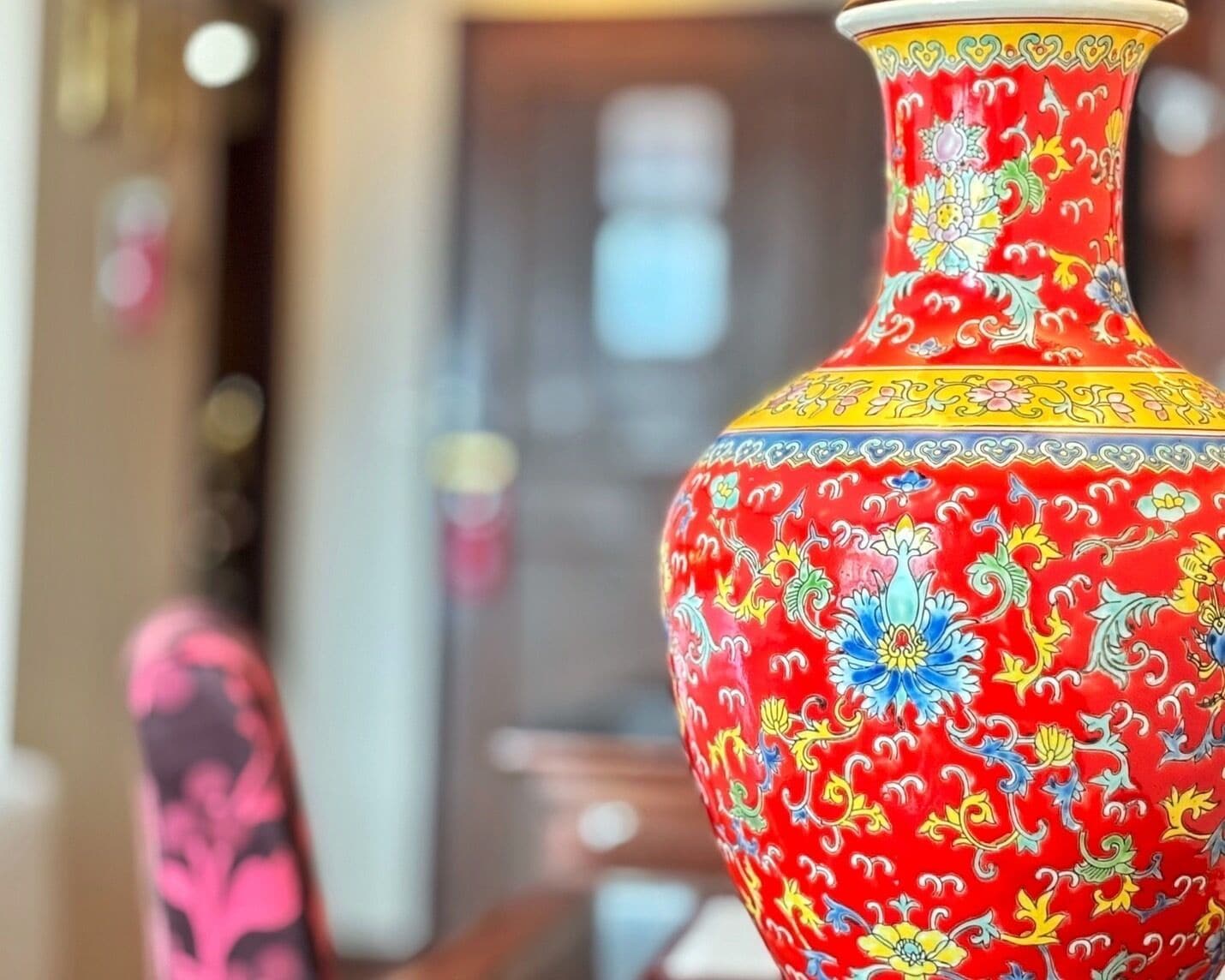 Un jarrón rojo con motivos florales.