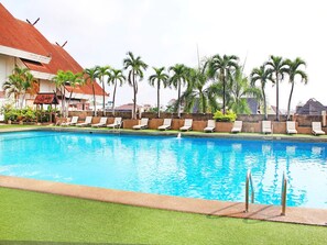 Hồ bơi ngoài trời 