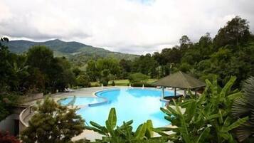 Una piscina al aire libre, tumbonas