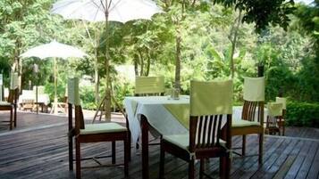 Breakfast, lunch, dinner served; Thai cuisine