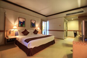 Juniorsvit | Värdeförvaringsskåp på rummet, skrivbord och mörkläggningsgardiner