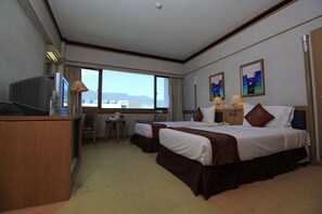 Deluxe Twin Room  | Brankas, meja kerja, tirai kedap cahaya, dan tempat tidur lipat/tambahan
