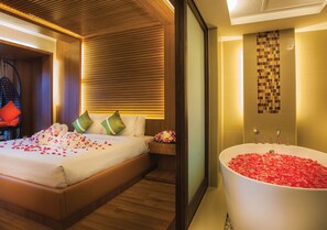 Premium Suite | Brankas, meja kerja, tirai kedap cahaya, dan Wi-Fi gratis