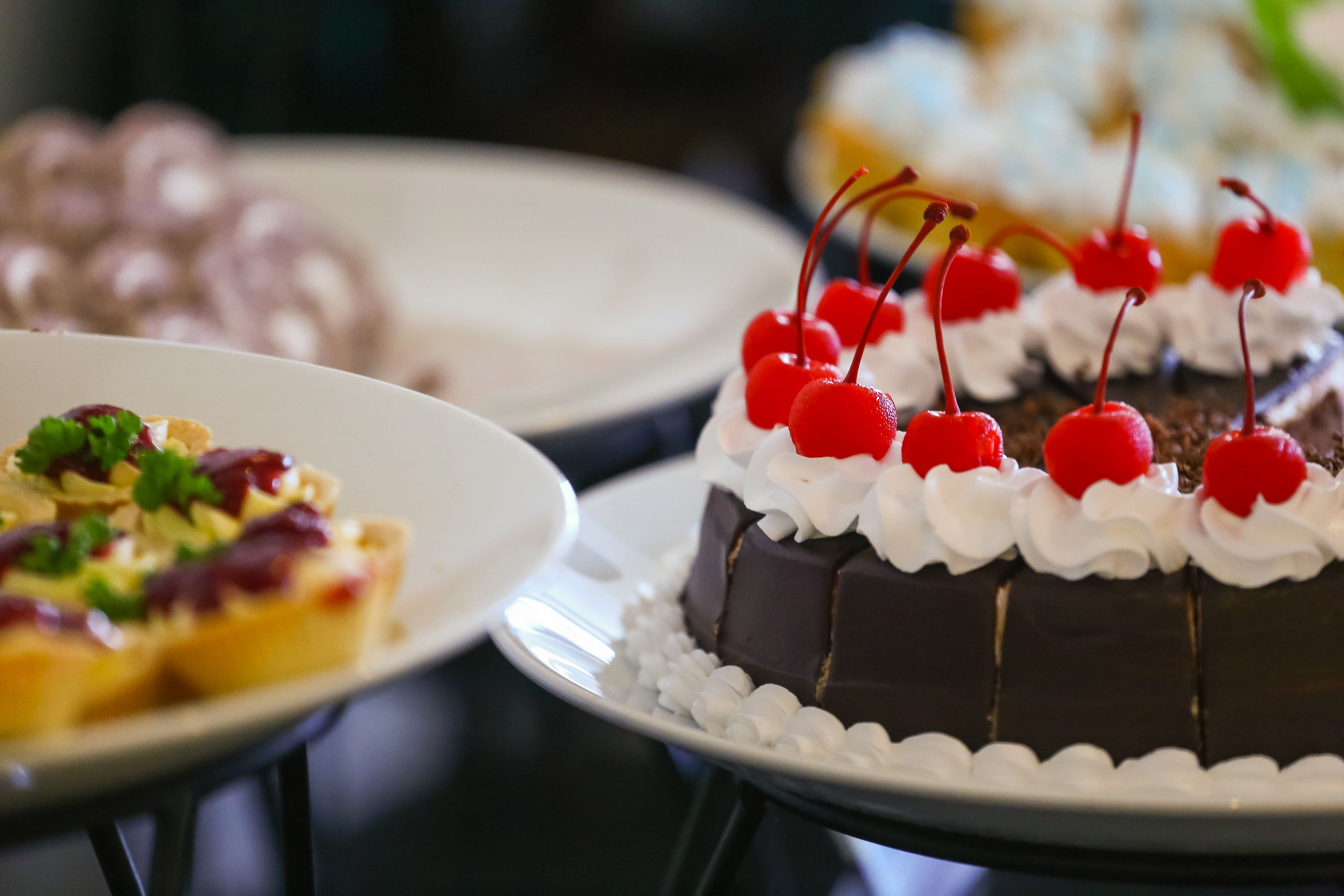 Una mesa de postres con diversos pasteles y dulces.