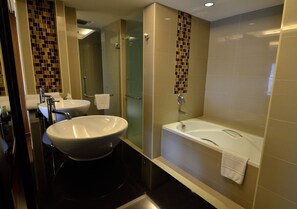 Gratis toiletartikelen, een haardroger, handdoeken, zeep