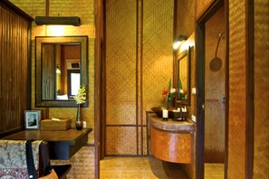 Superior Room, 2 Single Beds | Bathroom | Shower, eco-friendly toiletries, hair dryer, slippers - Hmong Hilltribe Lodge (Mae Rim)