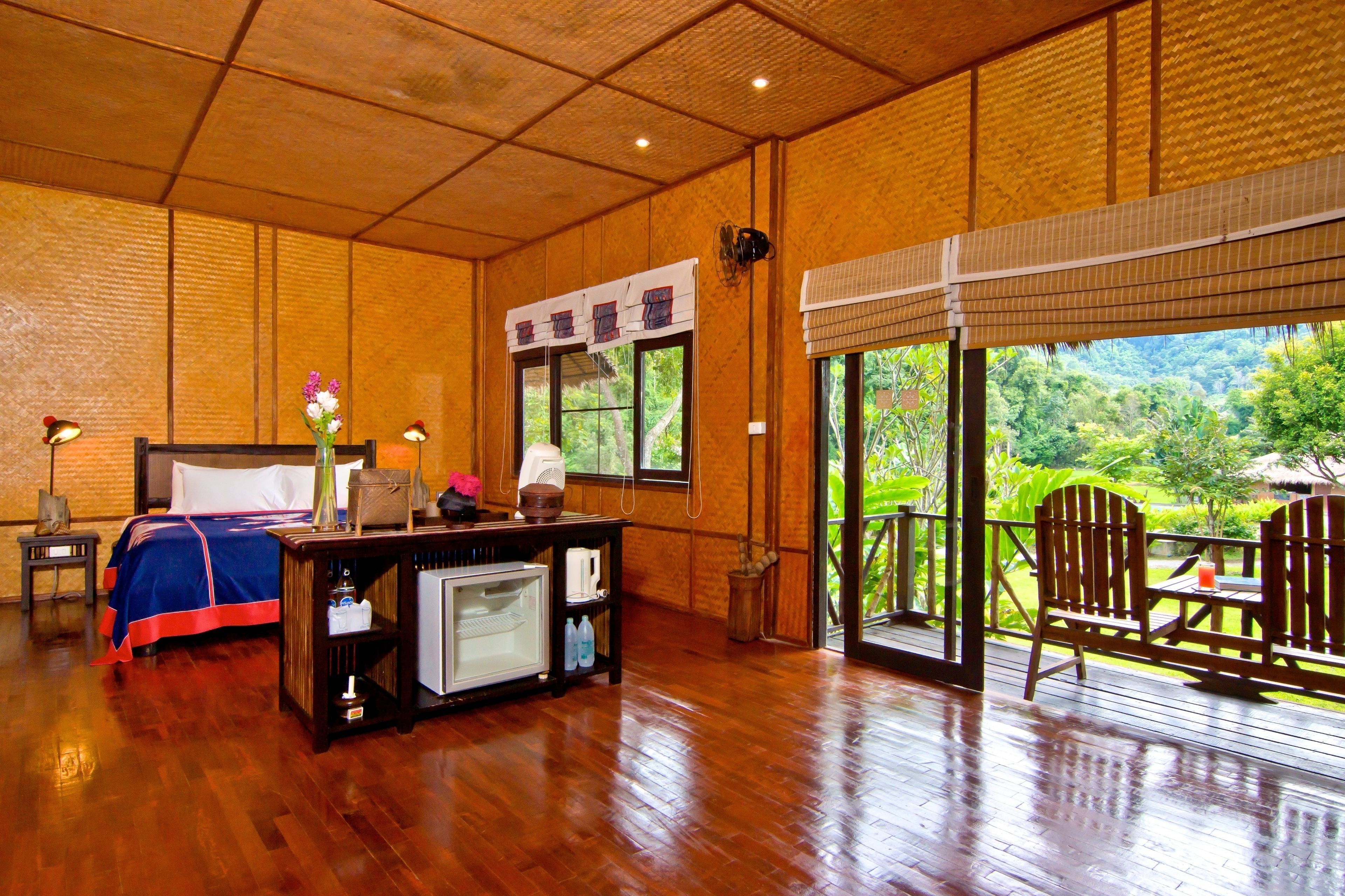 مكتب وملاءات أسرّة