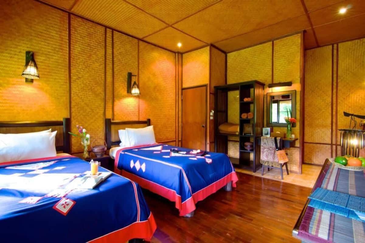 مكتب وملاءات أسرّة