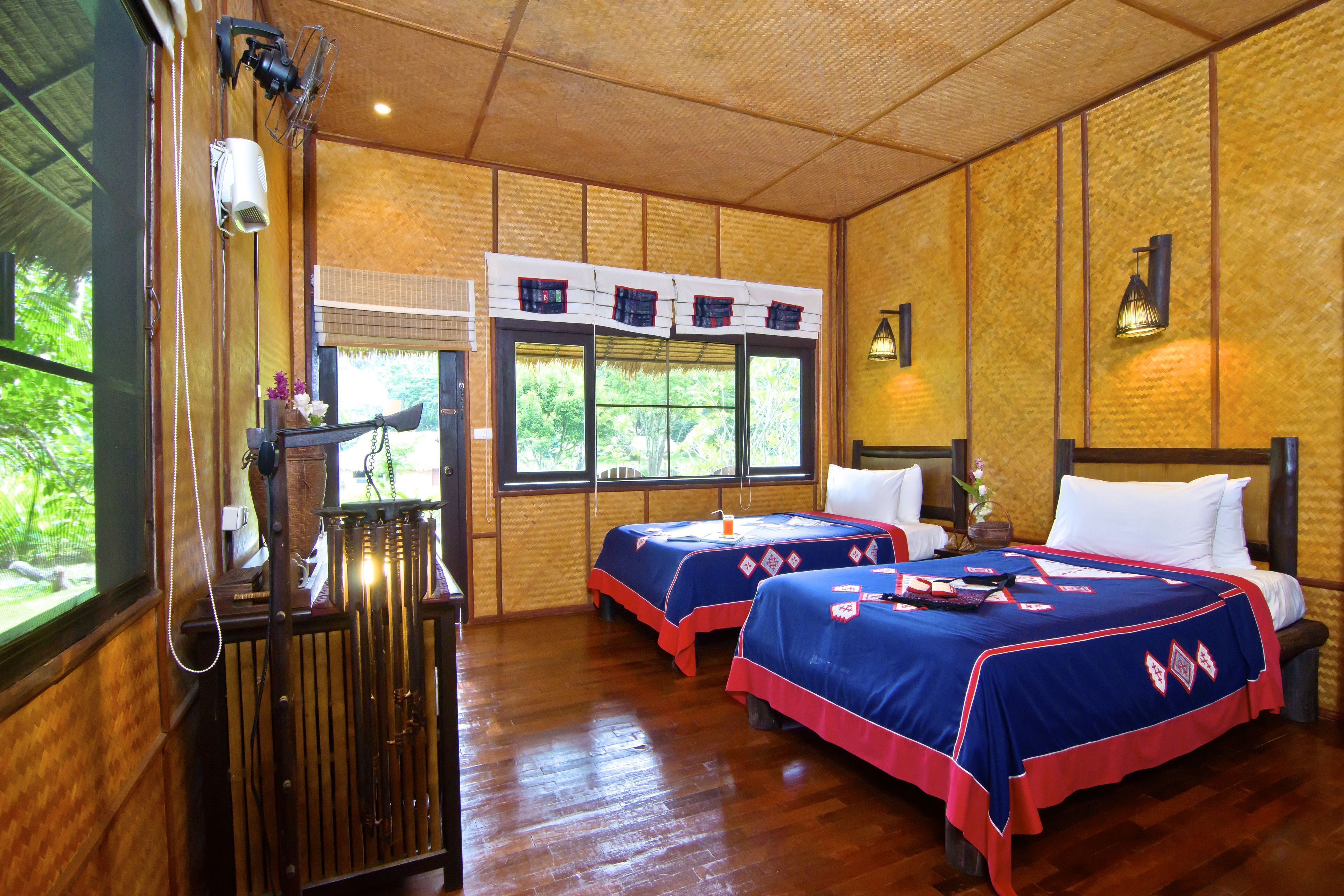 مكتب وملاءات أسرّة