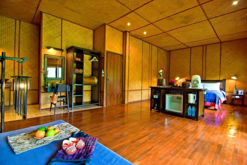 مكتب وملاءات أسرّة