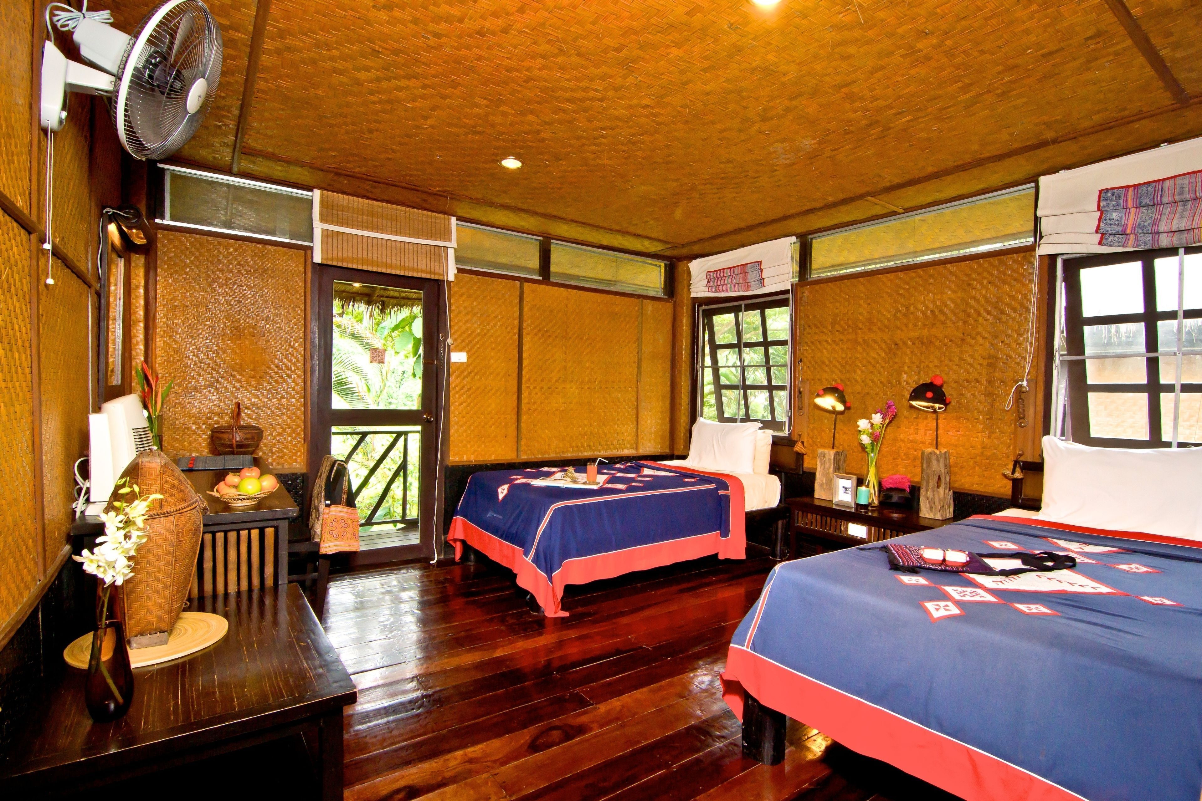 مكتب وملاءات أسرّة