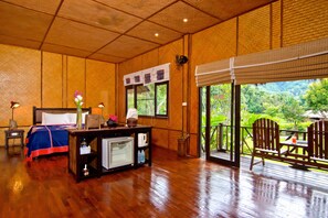 Deluxe Room | Desk, bed sheets - Hmong Hilltribe Lodge (Mae Rim)