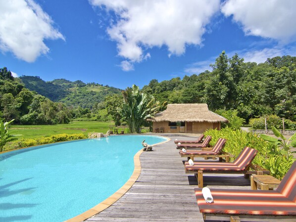 Una piscina al aire libre