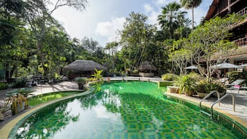 Piscine extérieure, parasols de plage, chaises longues
