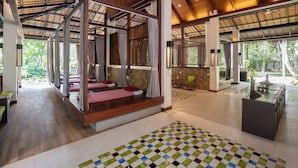 Una habitación amplia con techo de madera, un ventanal grande y piso de tablones de ajedrez.