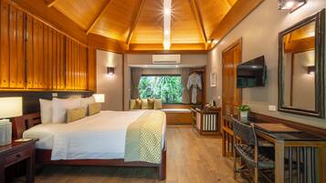 Deluxe Room | In-room safe, individually decorated, individually furnished, desk