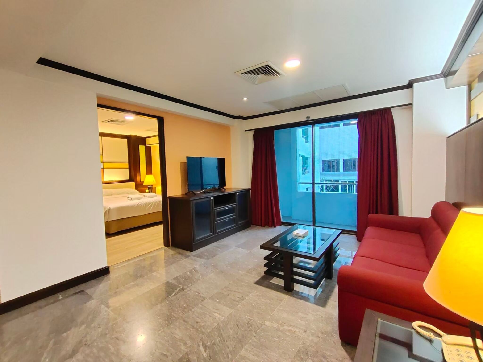 Suite familiar, 2 habitaciones | Área de sala de estar | Televisión de pantalla plana 