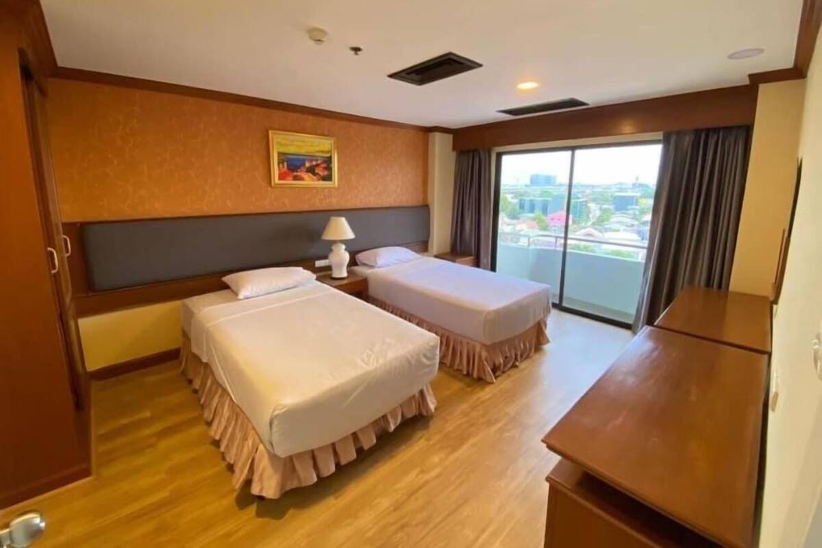 Hypo-allergenic bedding available, minibar, in-room safe, desk