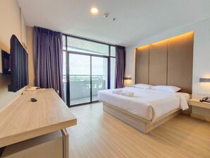 Deluxe dubbelrum | Allergitestade sängkläder, minibar och värdeförvaringsskåp på rummet