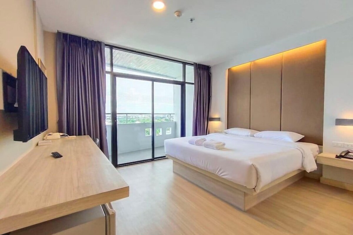 Hypo-allergenic bedding available, minibar, in-room safe, desk