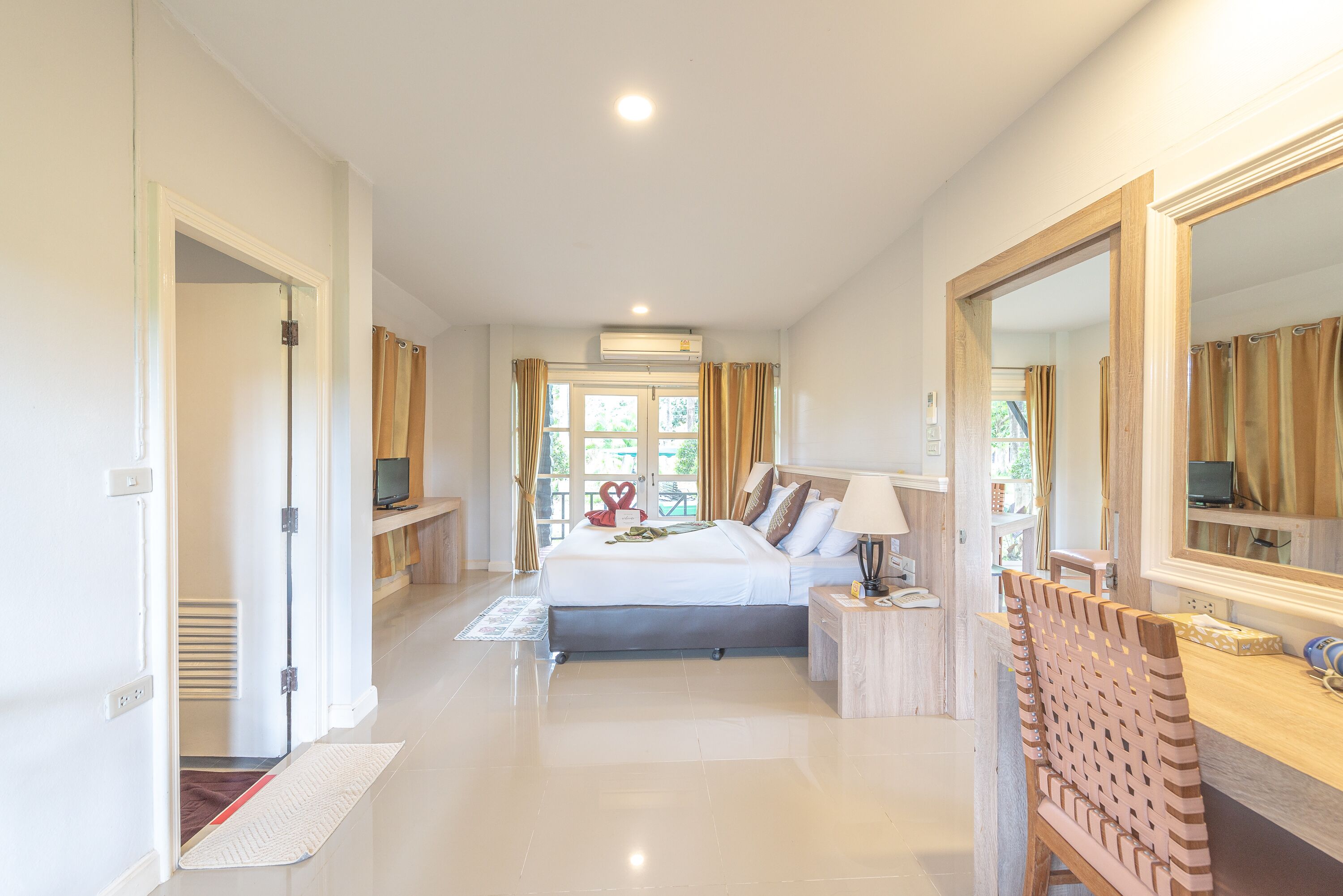 ラグジュアリー スイート キングベッド 1 台 ガーデンビュー | WiFi (無料)、ベッドシーツ、車椅子でアクセスできる設備