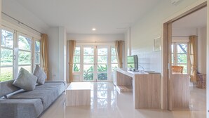 ห้องลักซ  ์ชัวรี่สวีท, เตียงคิงไซส์ 1 เตียง, วิวสวน | Wi-Fi ฟรี, ผ้าปูที่นอน