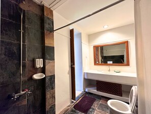 Superior Fan Room | Badkamer | Een douche, een hydromassagedouche, gratis toiletartikelen