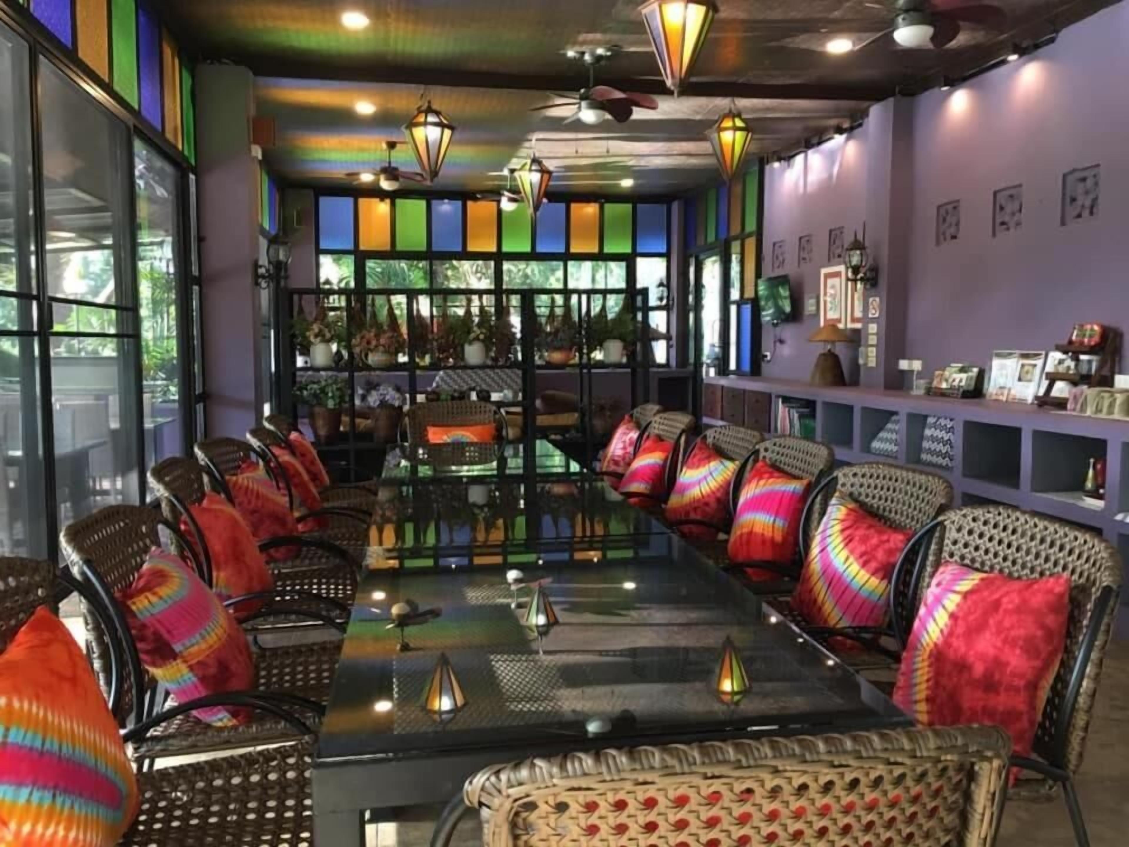 breakfast, lunch and dinner served