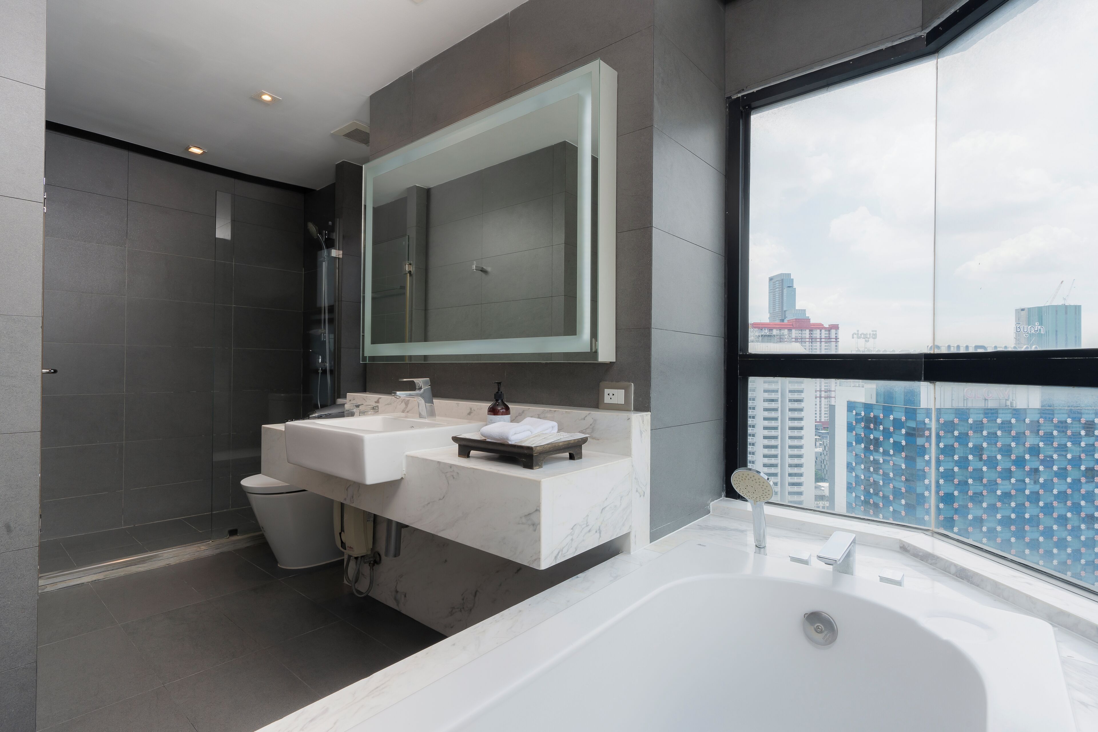 Luxury Suite, 1 Bedroom | Bilik Mandi | Kelengkapan dandanan diri percuma, pengering rambut, jubah mandi 