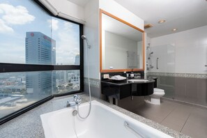 Deluxe Suite, 2 Bedrooms | Bathroom