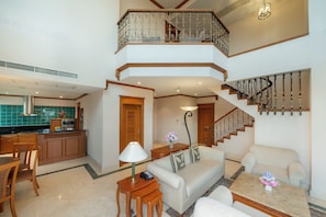 Penthouse Suite, 3 Bedroom | リビング エリア | 32 インチの液晶テレビ (ケーブル放送視聴可)、テレビ、有料ムービー