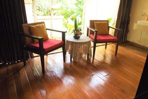 Superior | Living area | LCD TV, DVD player