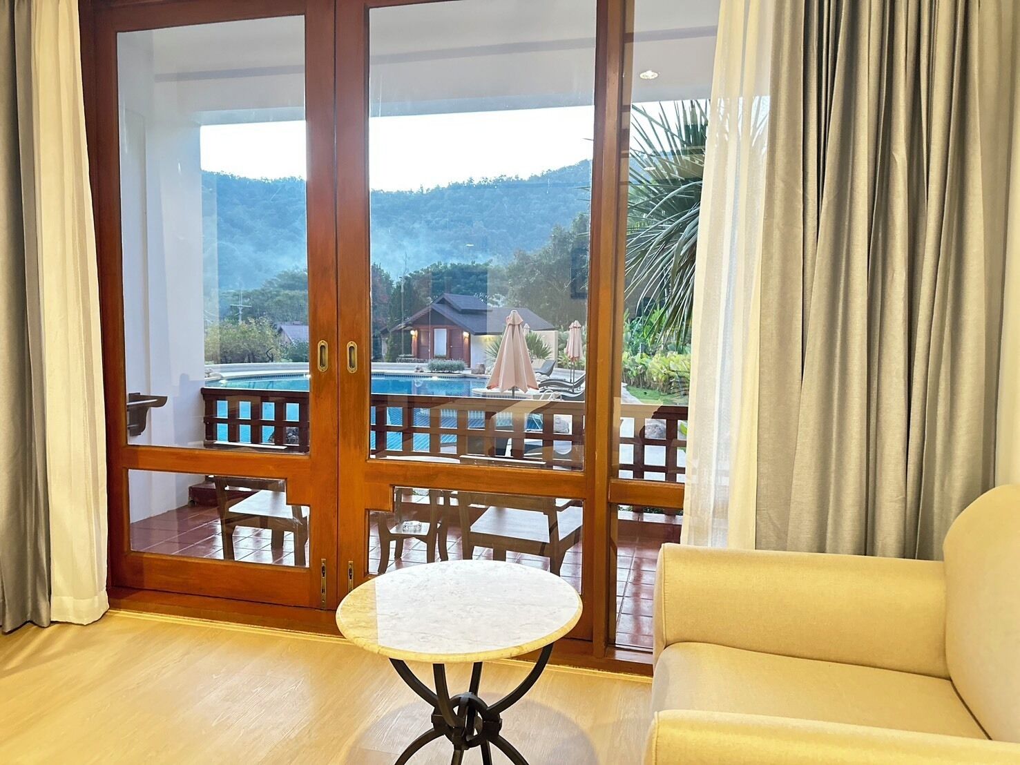 Artículos del minibar gratis y caja de seguridad en la habitación 