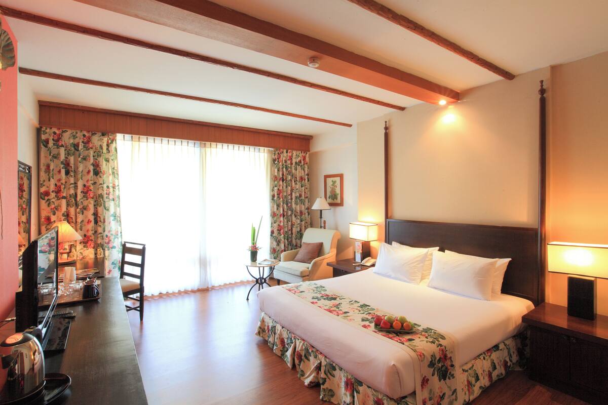 Superior Corner Balcony | Free minibar items, in-room safe, desk, free WiFi