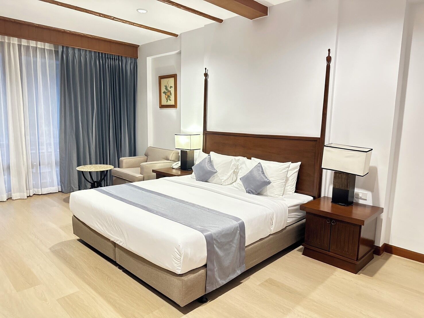 Minibar amb articles gratuïts, caixa forta a l'habitació i escriptori 