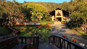 المنطقة المحيطة بالمنشأة