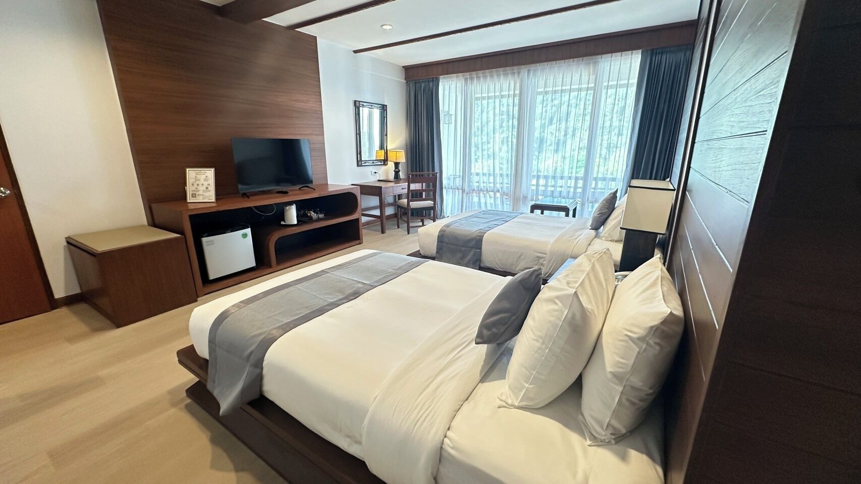 Minibar amb articles gratuïts, caixa forta a l'habitació i escriptori 