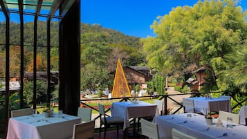 Melayani sarapan dan makan siang dengan pemandangan taman