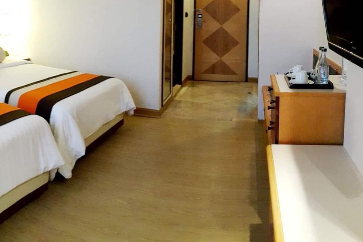 Superior Twin Room | Minibar, in-room safe, desk, blackout curtains