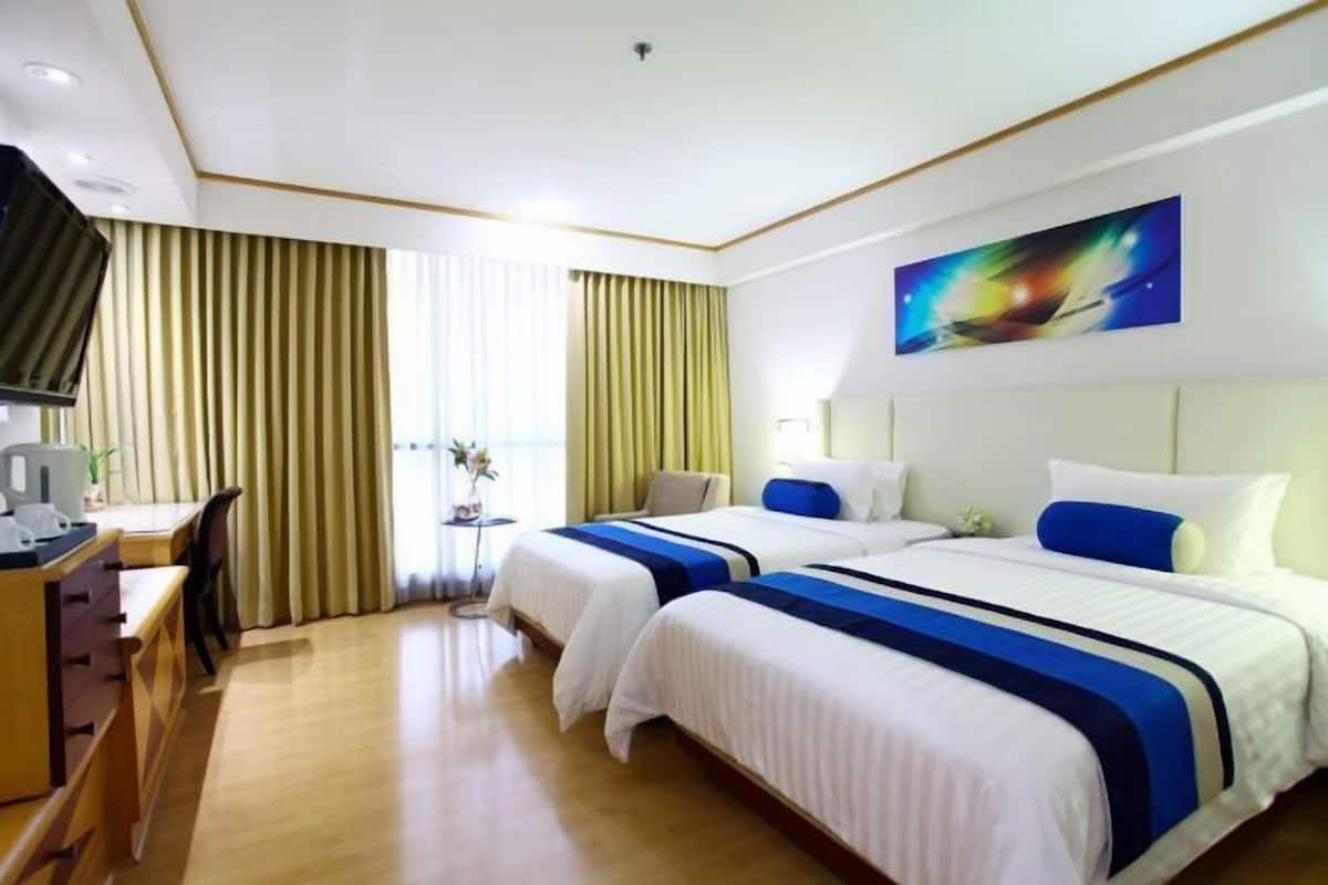 Minibar, in-room safe, desk, blackout curtains